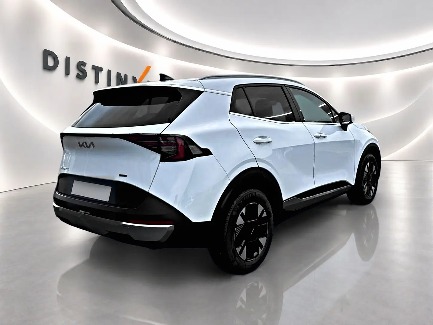 KIA SPORTAGE 1.6 hybride blanc vue 3/4 arrière droit avec jantes noires et toit noir contrasté.