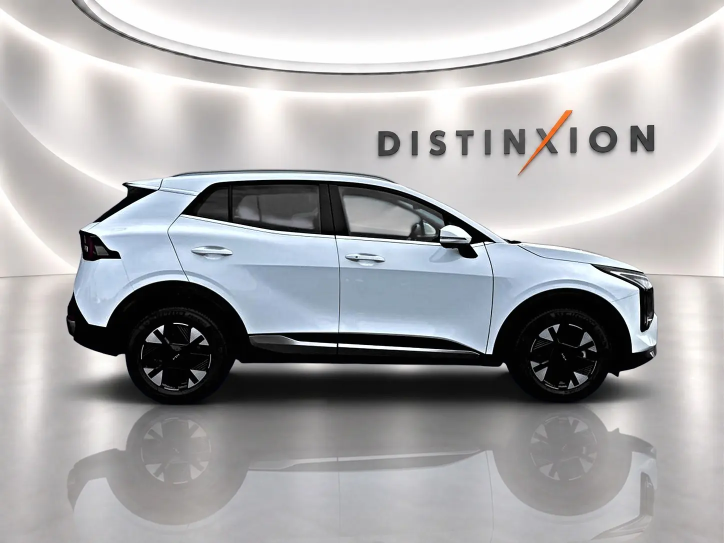 Profil droit du KIA SPORTAGE 1.6 hybride 239 blanc, avec jantes alu noires et détails noirs contrastants.