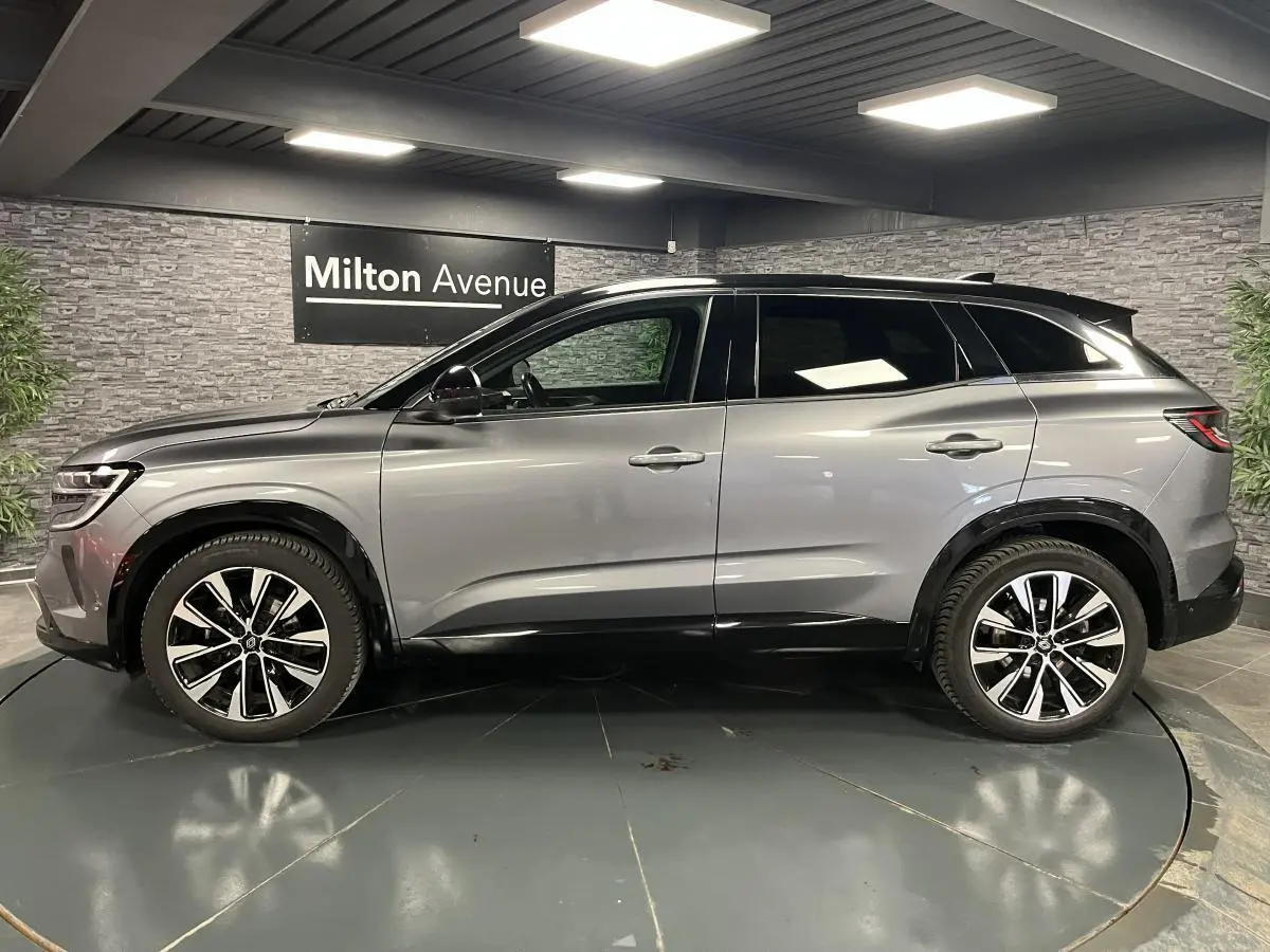 Renault Austral gris schiste en profil côté gauche, toit noir étoilé et jantes alliage noires diamantées.