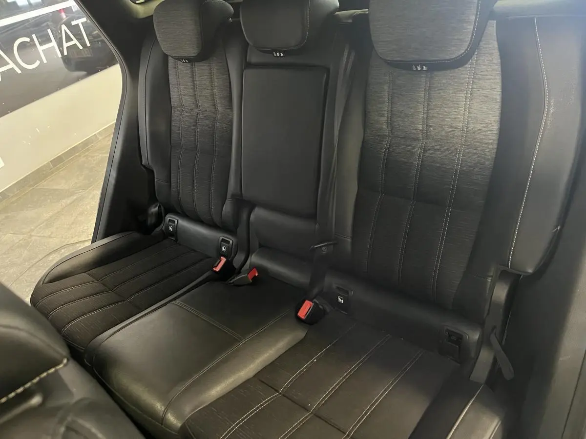 Vue arrière des sièges arrière en simili-cuir gris et tissu sur Renault Austral 2023 finition Techno.