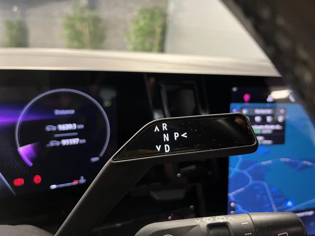 Le levier de vitesses automatique noir avec affichage blanc, tableau de bord numérique et écran de navigation du Renault Austral 2023.