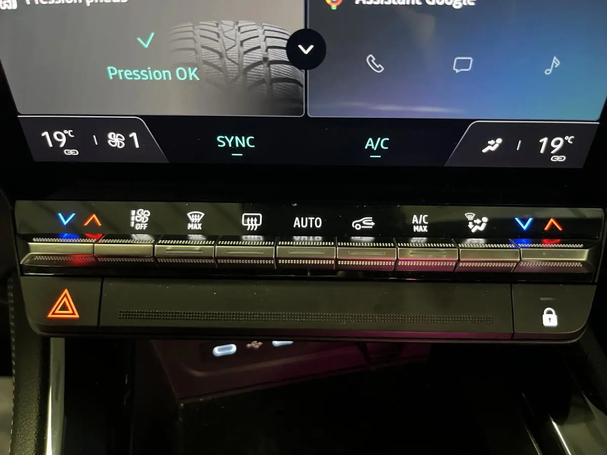 Panneau de commande de climatisation tactile du Renault Austral gris, avec affichage digital et boutons lumineux.