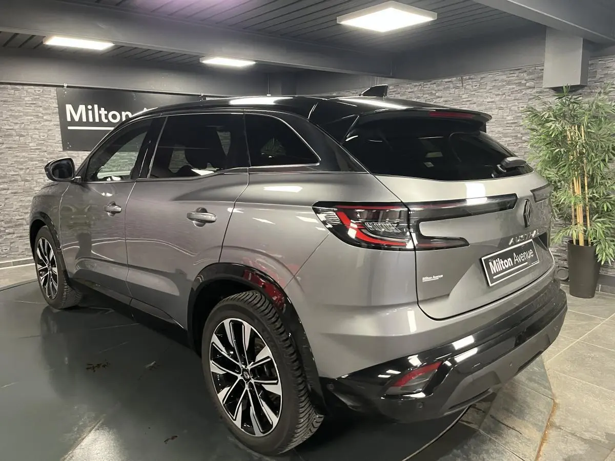 Renault Austral gris schiste 2023 en 3/4 arrière droit avec toit noir étoilé et jantes noires diamantées