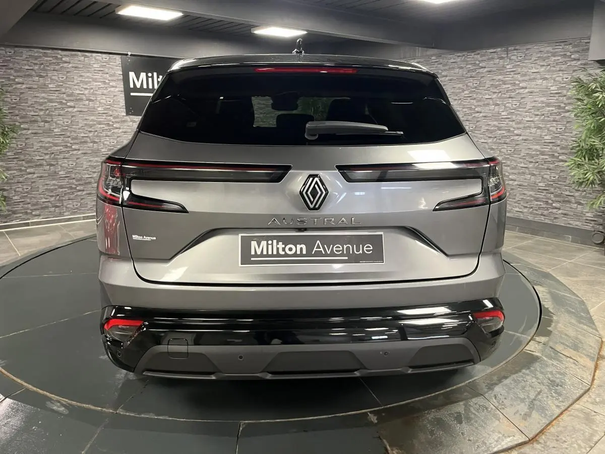 Vue arrière d'un Renault Austral gris schiste avec toit noir étoilé et feux LED horizontaux étirés.