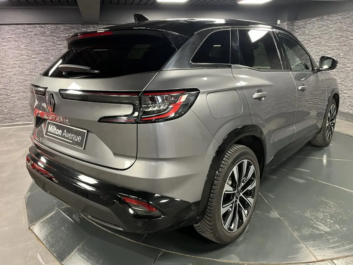 Renault Austral gris 3/4 arrière droit avec toit noir étoilé et jantes alliage 19 pouces Komah diamantées noires