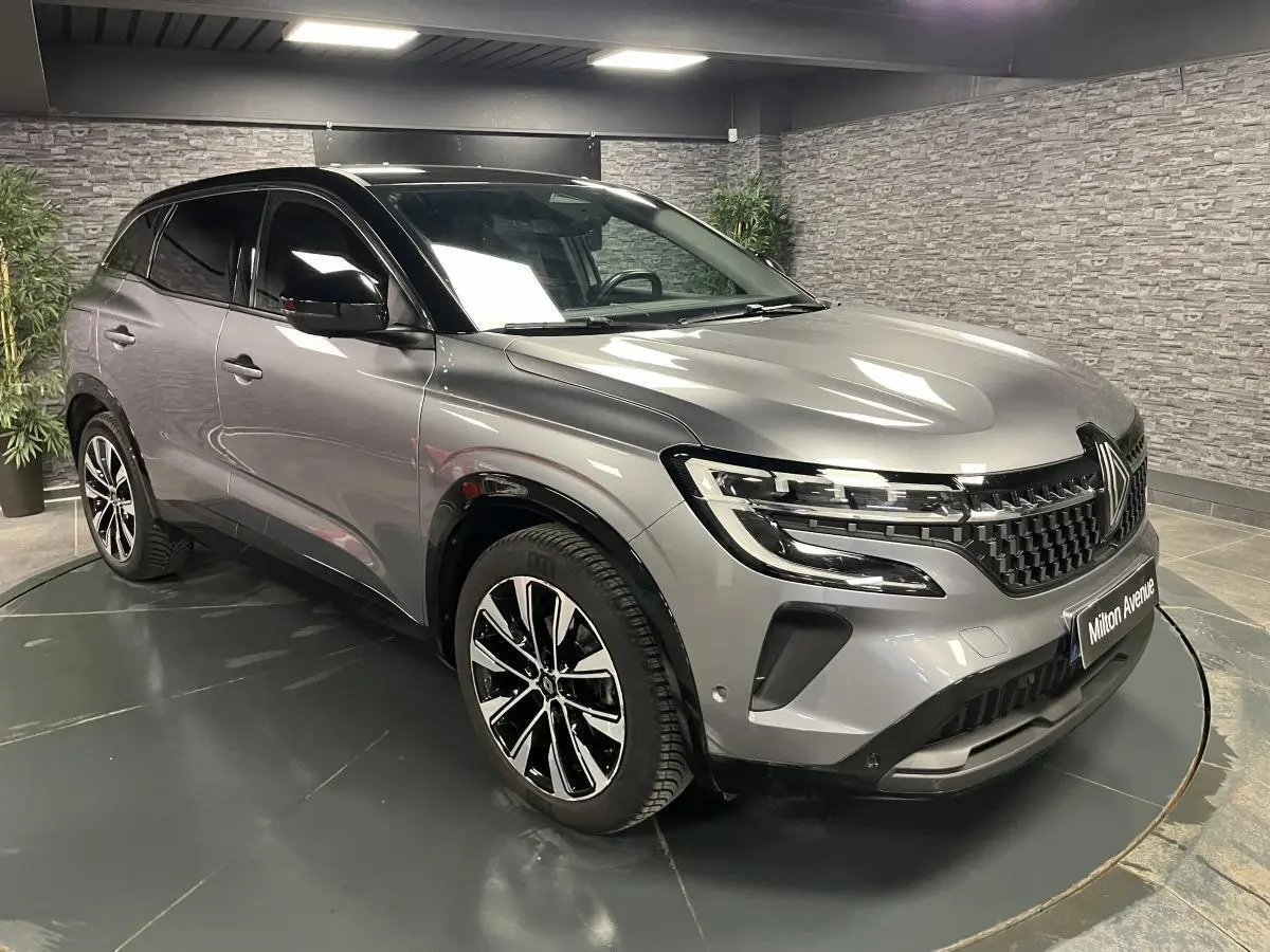 Renault Austral gris schiste en 3/4 avant droit, toit noir étoilé et jantes alliage noires diamantées visibles