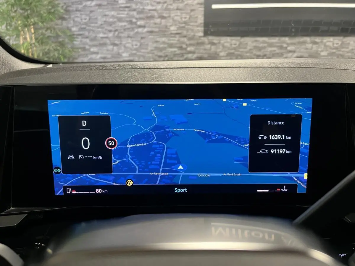 Écran numérique du tableau de bord du Renault Austral 2023 affichant navigation et données de conduite.