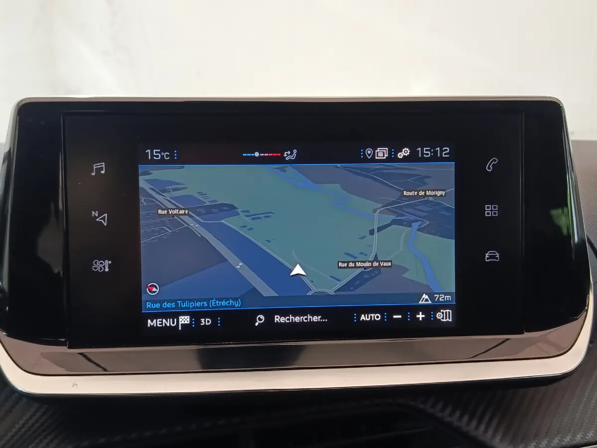 Écran tactile 7 pouces du système de navigation de la Peugeot 208 blanche PureTech 100, affichant une carte GPS.