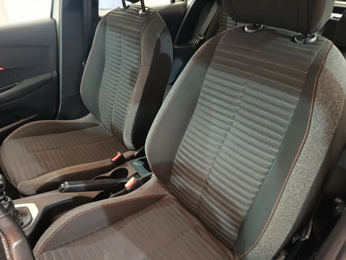 Vue rapprochée des sièges avant noirs avec surpiqûres rouges de la Peugeot 208 PureTech 100 S&S Active Business 2020.