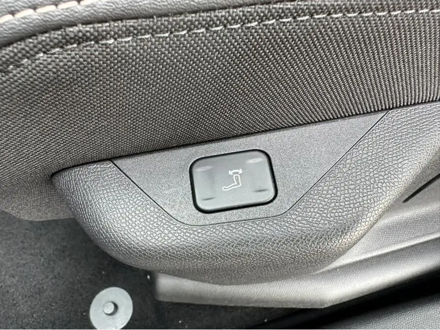 Bouton de réglage manuel de l'inclinaison du siège avant droit sur Peugeot 3008 gris Artense 2024.
