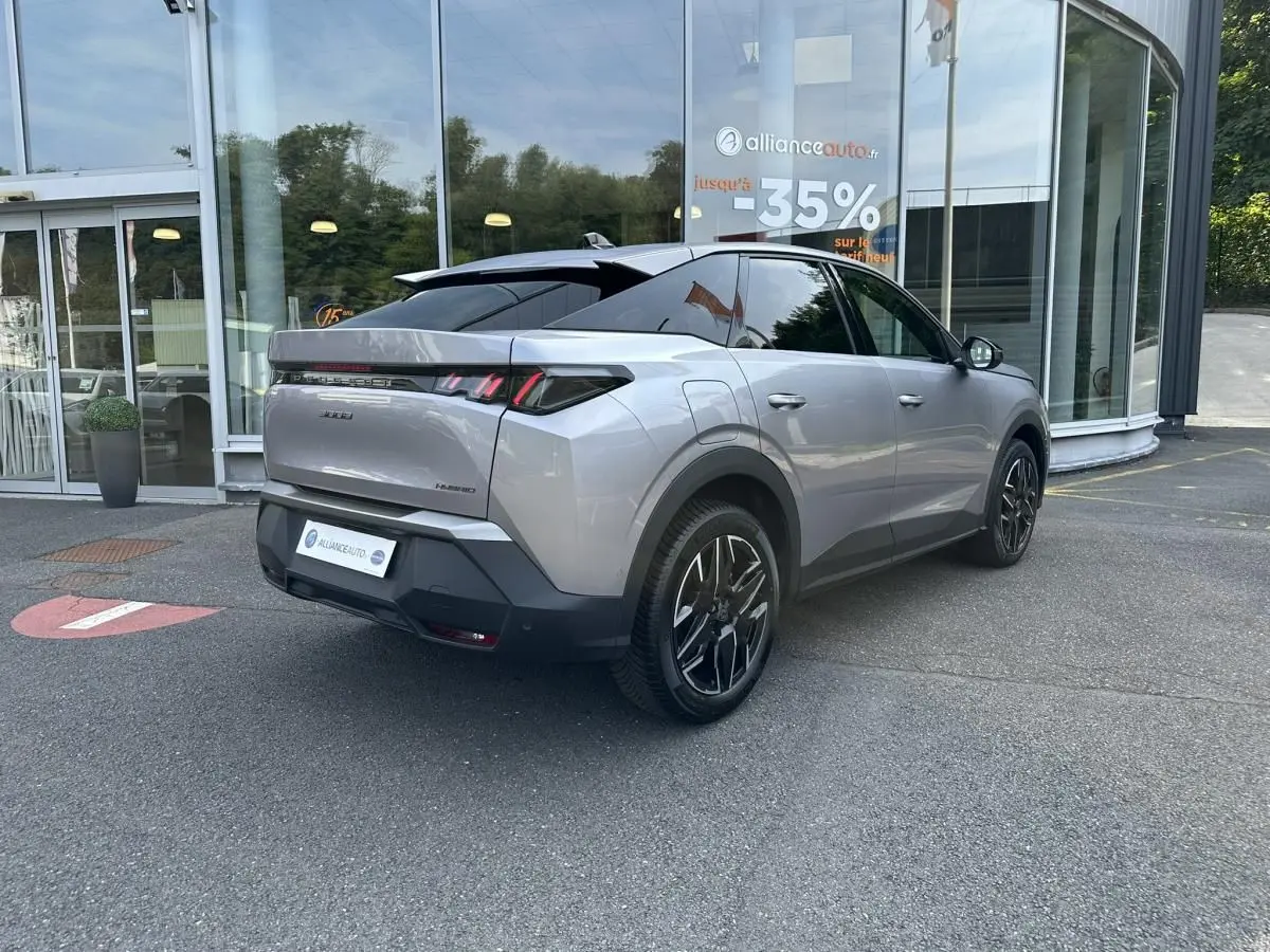 Peugeot 3008 gris Artense en 3/4 arrière droit, jantes alliage noires et vitres arrière surteintées.