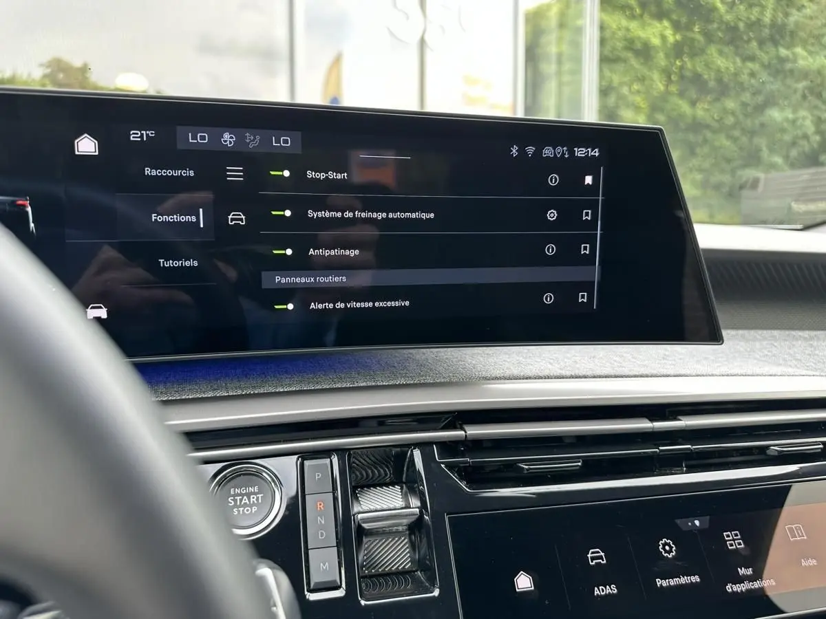 Vue intérieure du tableau de bord du Peugeot 3008 gris Artense, avec écran tactile et commandes centrales visibles.