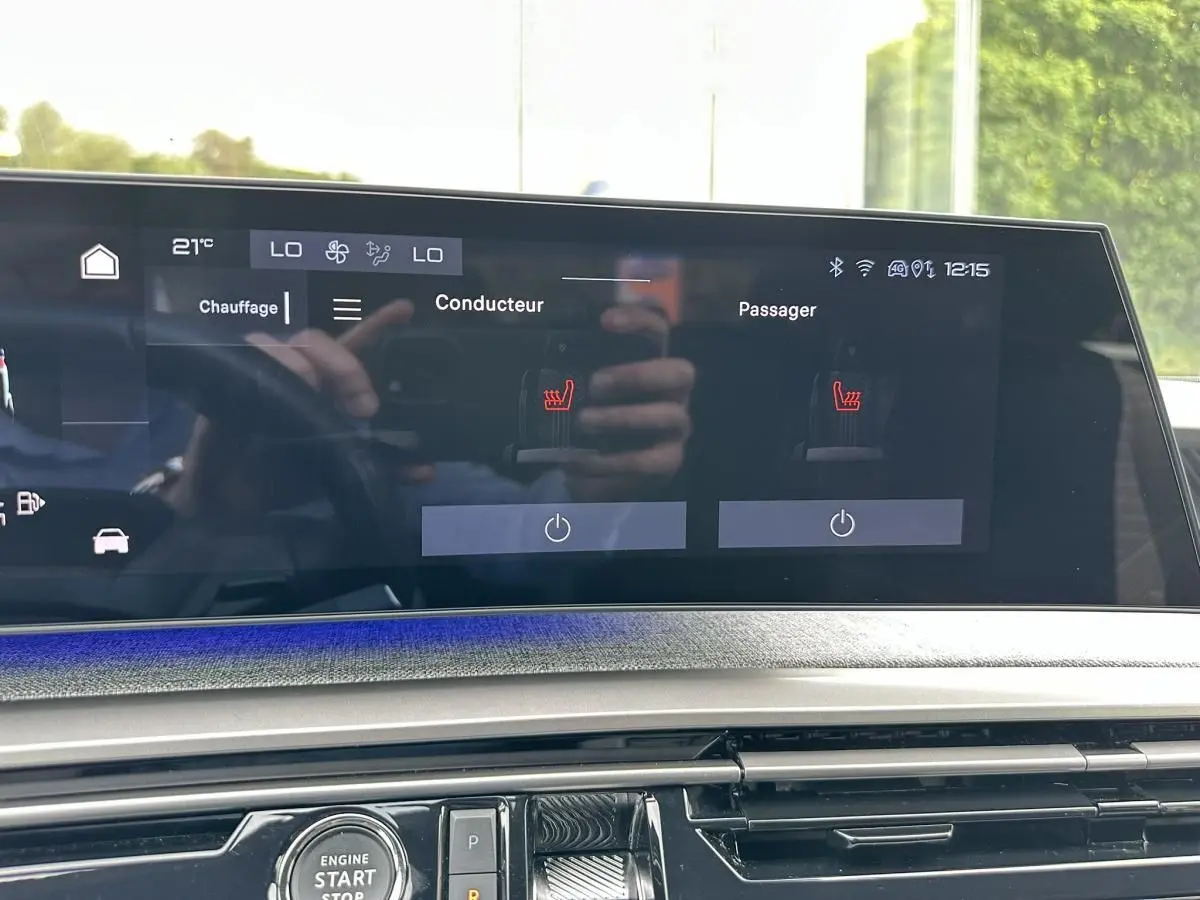 Écran tactile central du tableau de bord du Peugeot 3008 2024, affichant le réglage du chauffage des sièges.