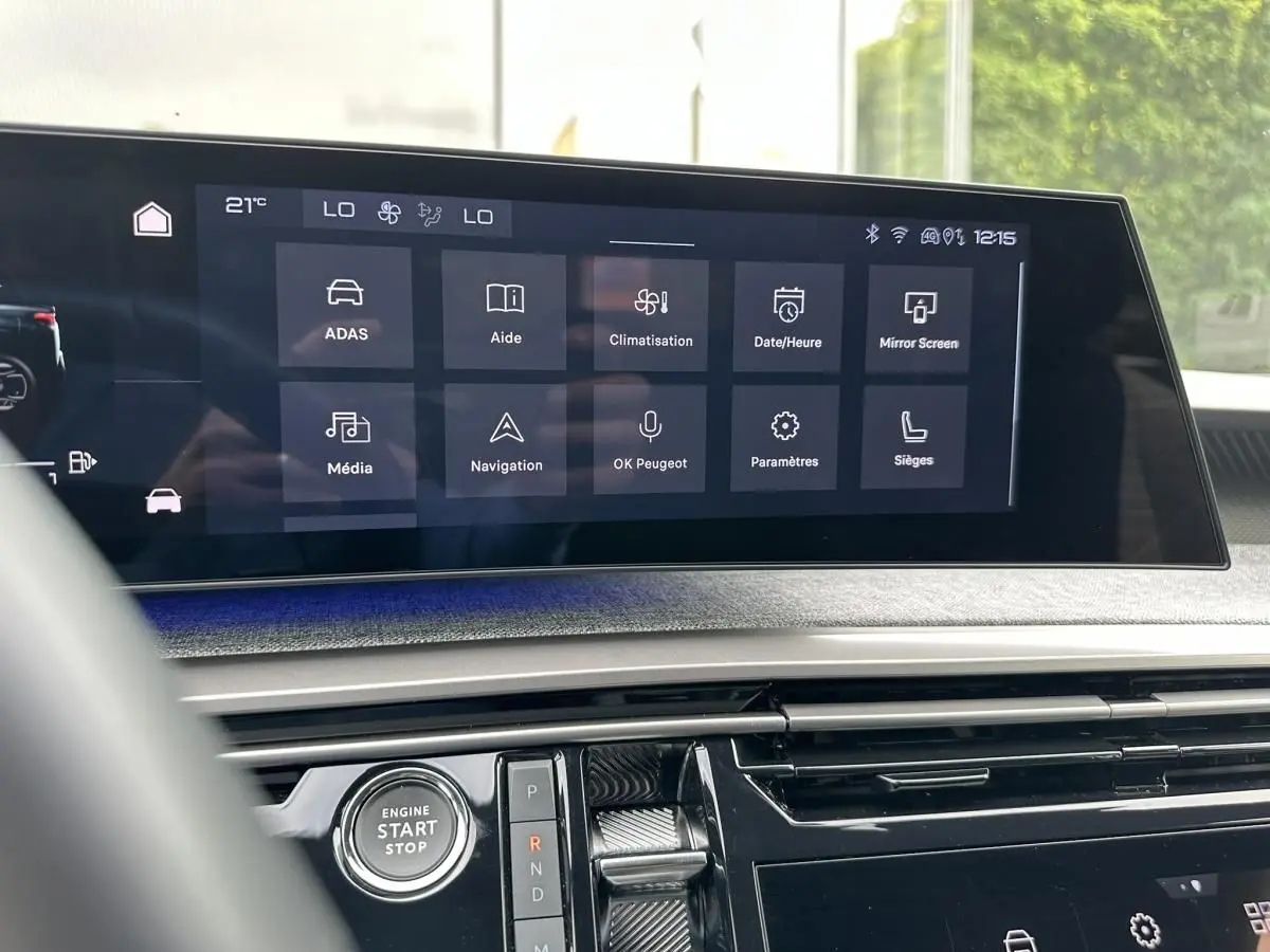 Vue intérieure du tableau de bord du Peugeot 3008 2024 avec écran tactile central et bouton start/stop visible.