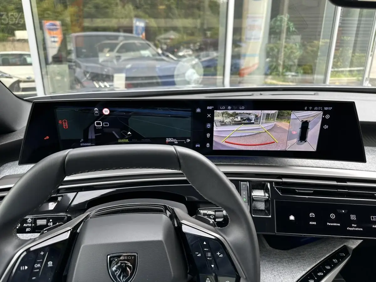 Vue intérieure du tableau de bord du Peugeot 3008 gris Artense, avec double écran HD panoramique et volant compact.