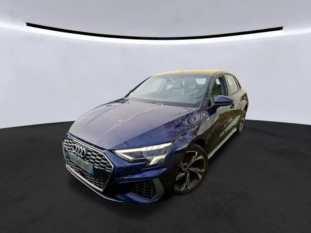 Audi A3 2.0 TDI S-Line bleu vue 3/4 avant droit, avec calandre hexagonale et jantes alliage distinctives.