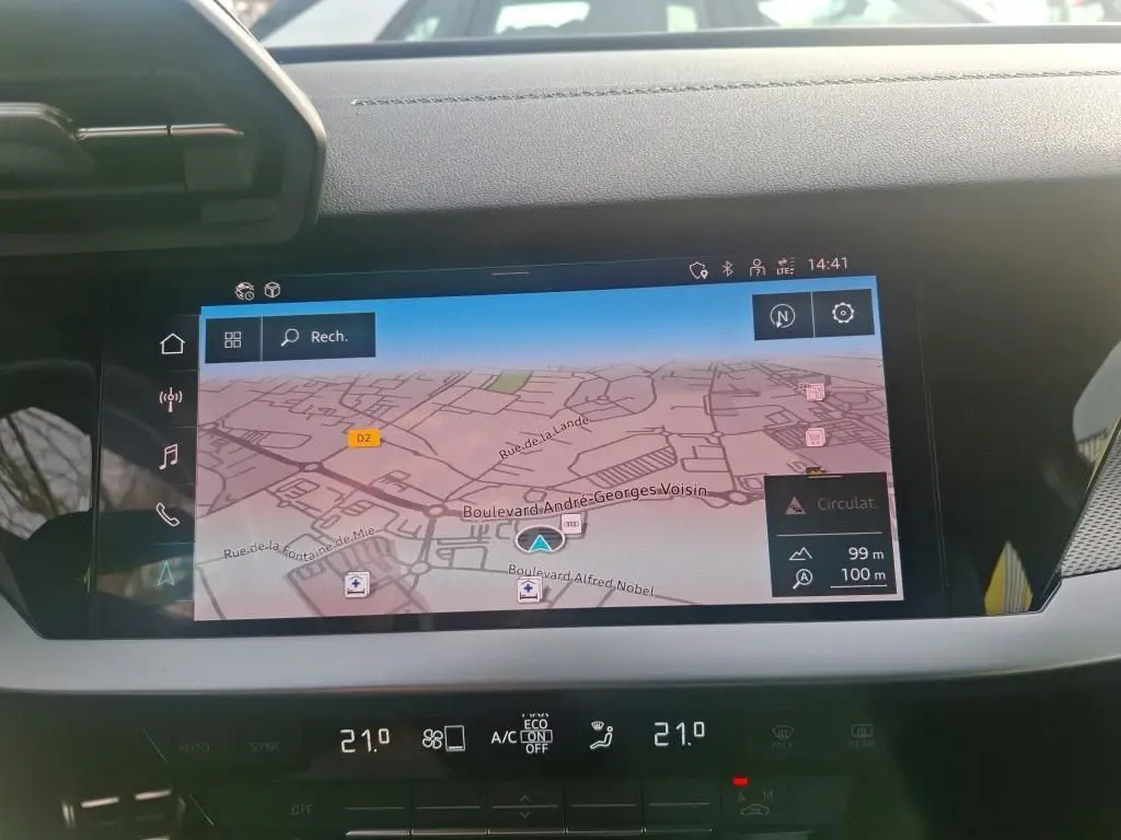 Vue rapprochée de l’écran tactile de navigation de l’Audi A3 2.0 TDI 150 S-TRONIC S-LINE 2022 avec interface GPS affichée.