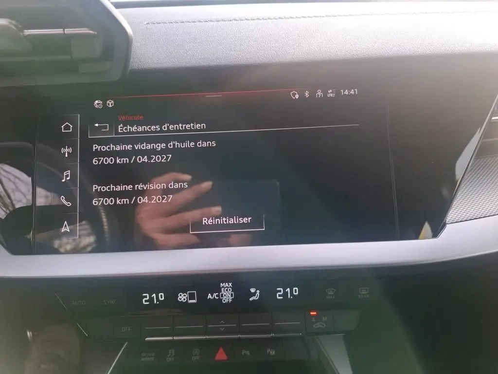 Vue rapprochée de l'écran central et de la console de la Audi A3 2.0 TDI 150 S-TRONIC S-LINE, affichant les échéances d'entretien.