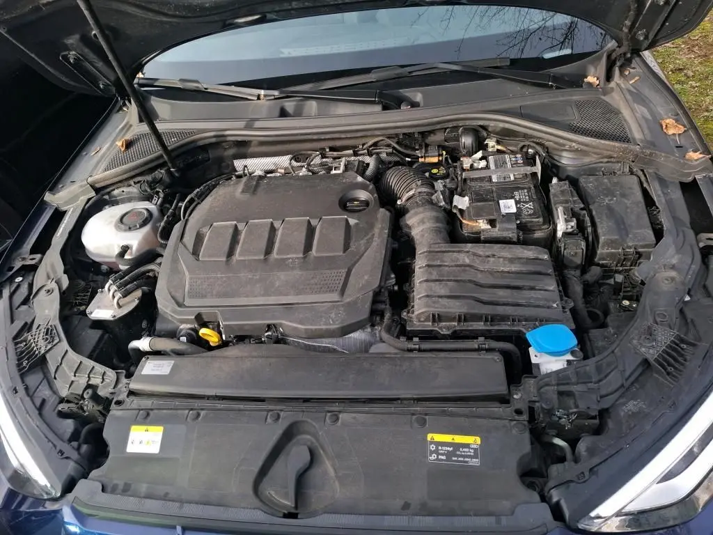 Vue plongeante sur le moteur d'une Audi A3 2.0 TDI 150 S-TRONIC S-LINE bleu avec capot ouvert.