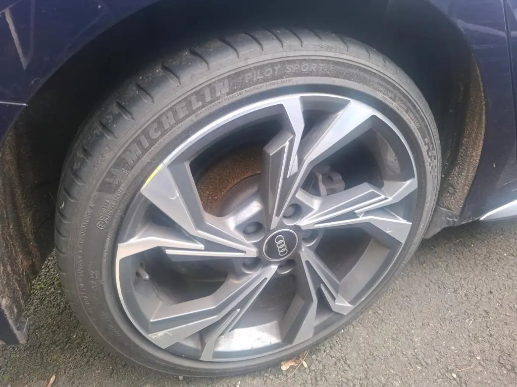 Gros plan sur la roue avant gauche d'une Audi A3 bleu 2022 avec jante alliage au design moderne et pneu Michelin.