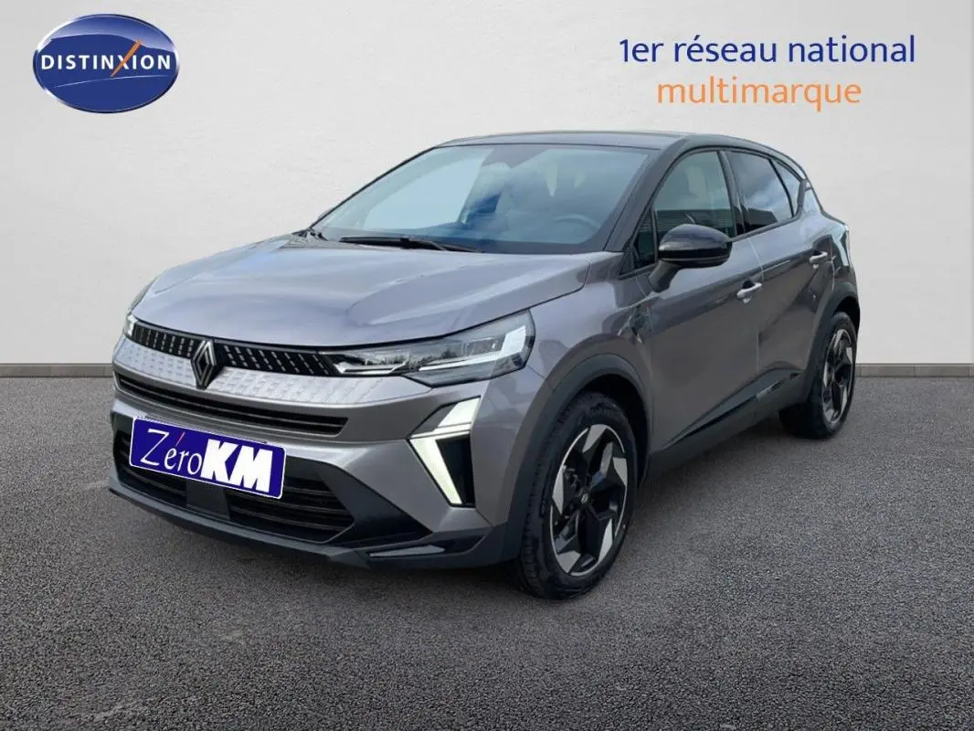 Renault Captur gris 2025 en 3/4 avant droit, avec jantes aluminium et feux LED distinctifs.
