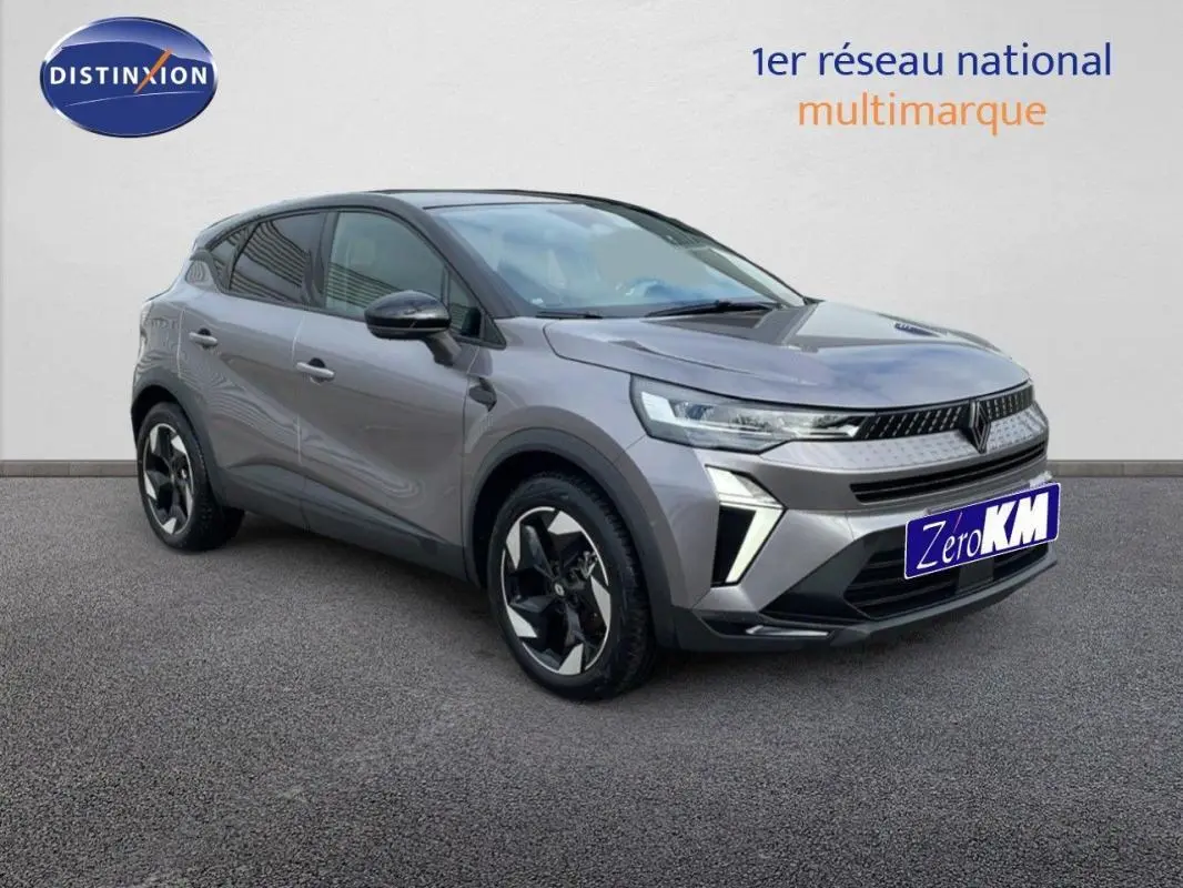 Vue 3/4 avant d'un Renault Captur gris 2025 avec jantes aluminium et feux LED distinctifs.