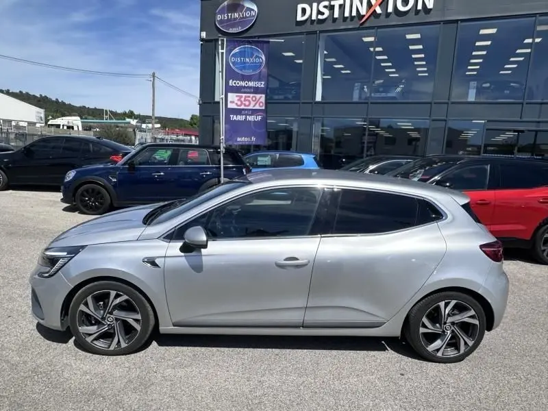 Profil côté gauche de la Renault Clio V gris métal 1.6 E-Tech hybride 140 cv RS Line, avec jantes alliage distinctives.
