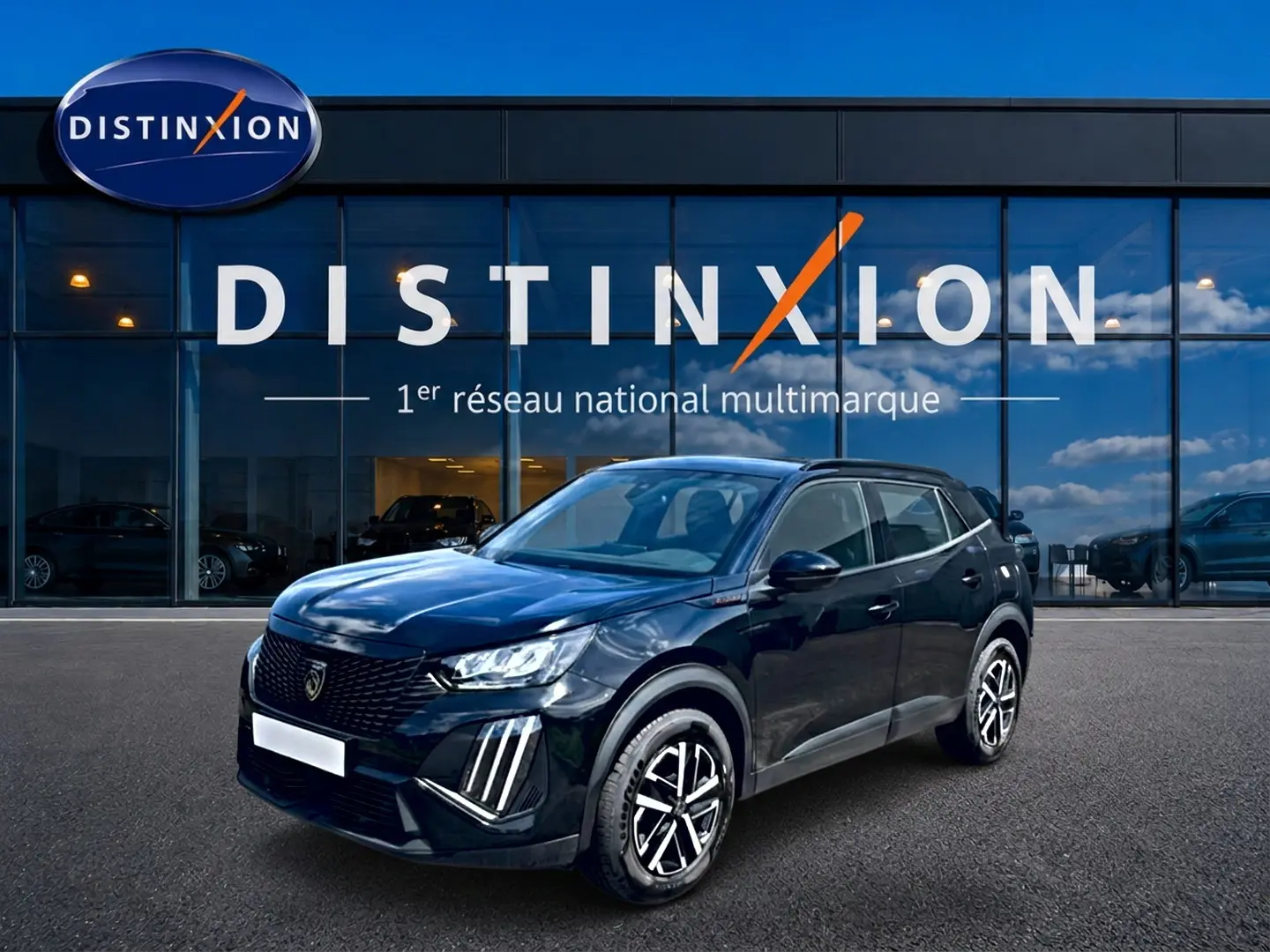Peugeot 2008 noir en vue 3/4 avant droite, avec phares LED et jantes alliage distinctives, devant showroom Distinxion.