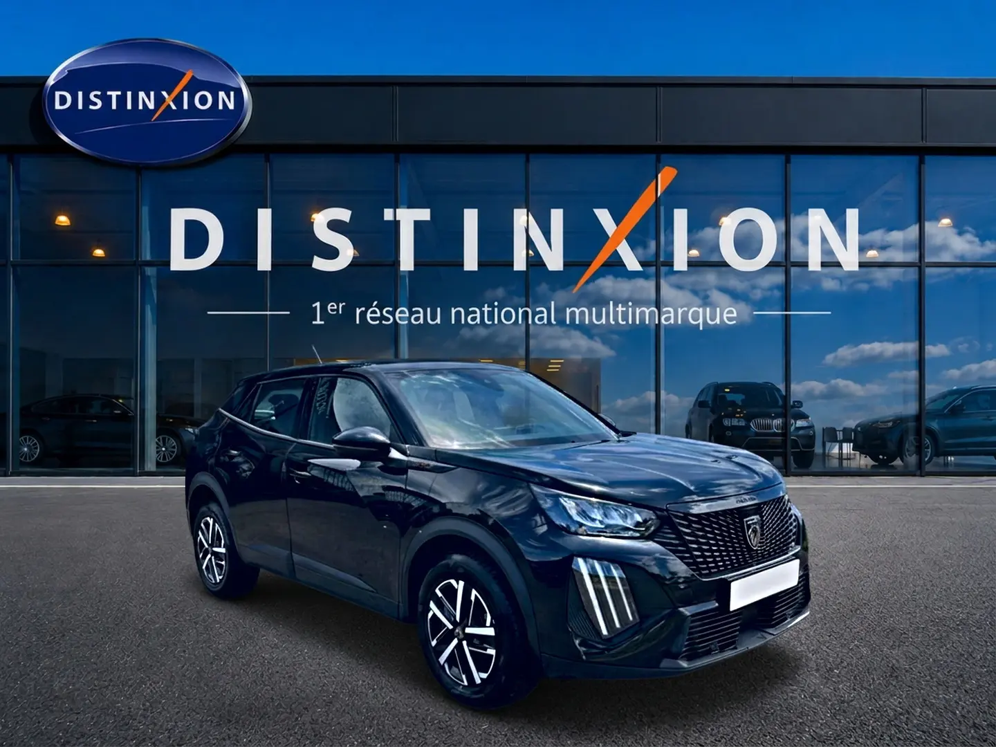 Peugeot 2008 noir en 3/4 avant droit, avec calandre distinctive et feux LED verticaux, devant vitrine Distinxion.