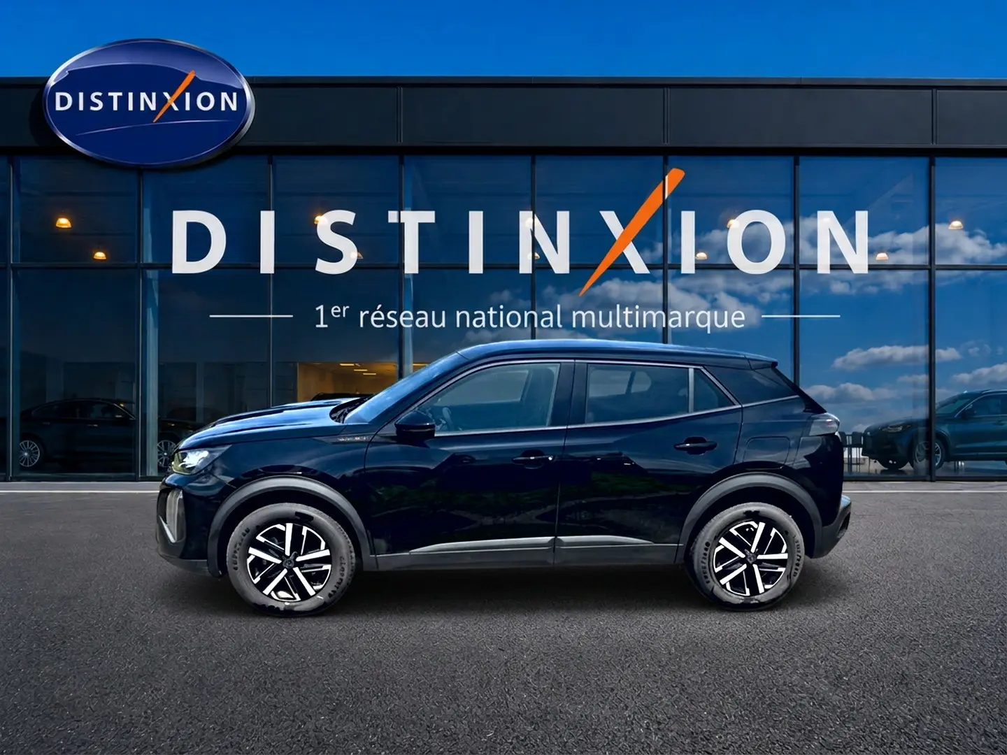 Peugeot 2008 noir vue de profil côté gauche, avec jantes distinctives et toit noir brillant devant vitrine Distinxion.