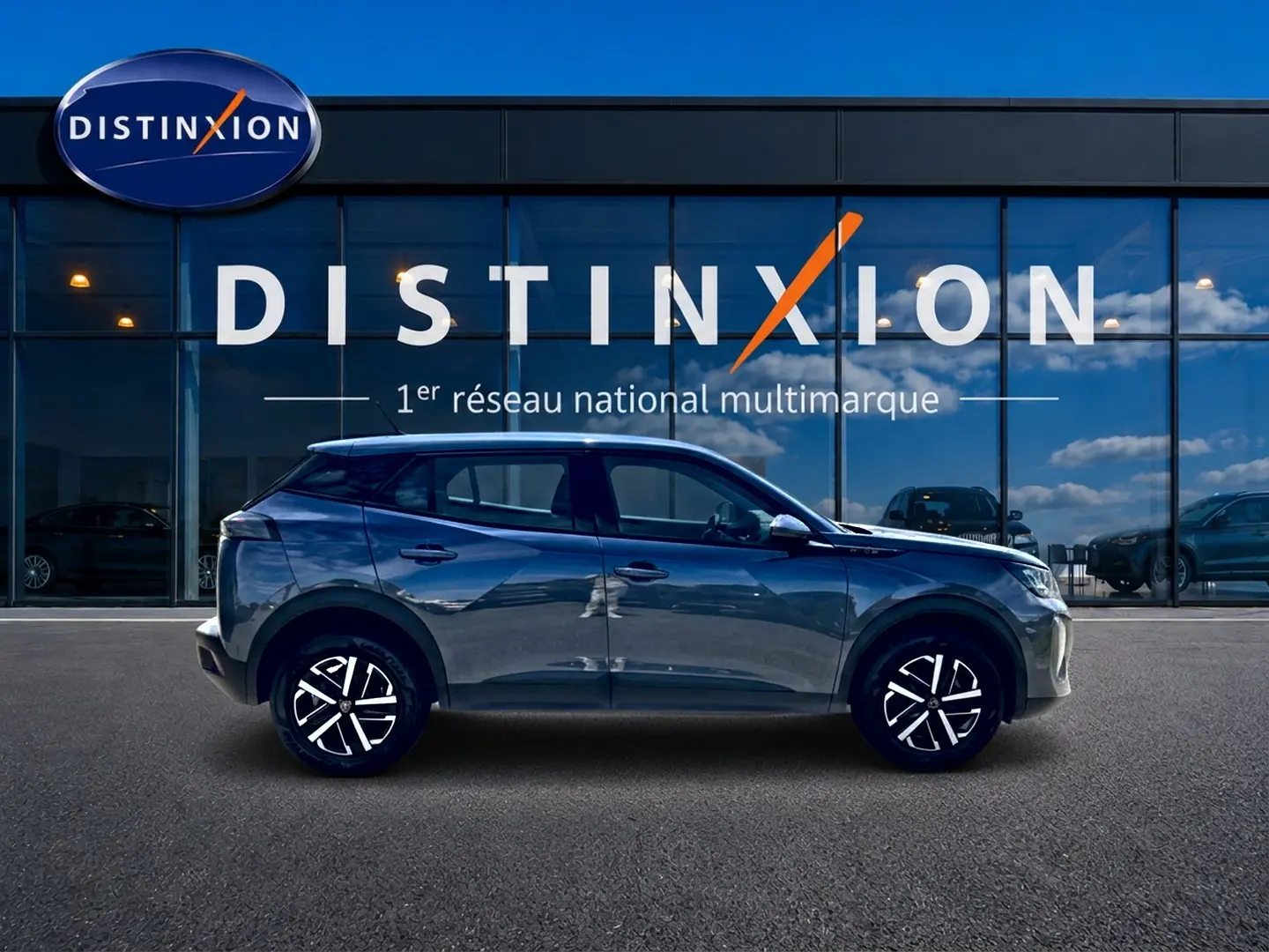 Peugeot 2008 noir en profil côté gauche, avec jantes modernes, devant vitrine Distinxion réfléchissante.