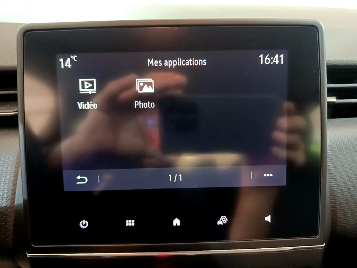 Écran tactile central de la Renault Clio Business blanc 2021 affichant les applications vidéo et photo à 16h41