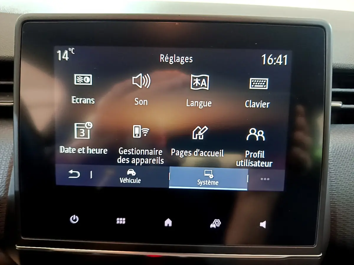 Écran tactile central de la Renault Clio Business blanc 2021 affichant le menu Réglages en intérieur.