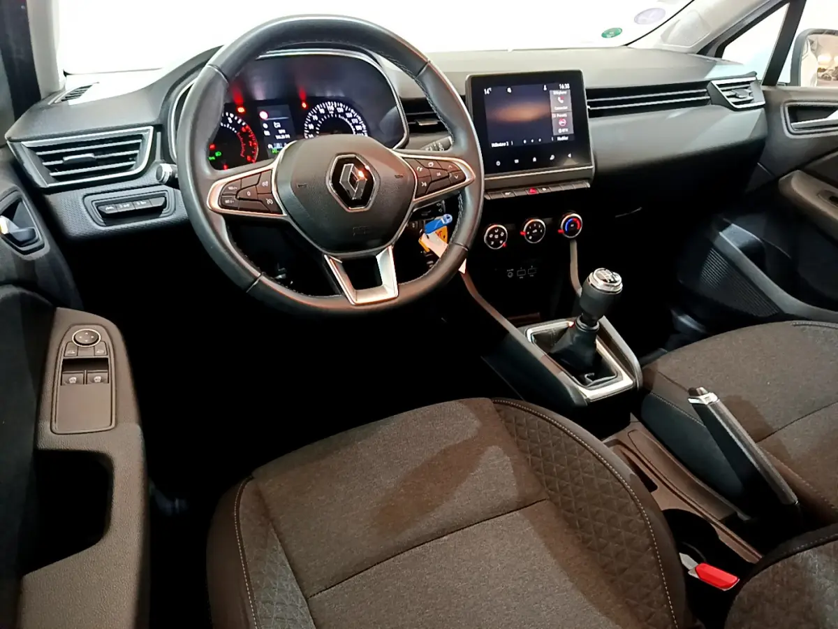 Intérieur noir de la Renault Clio Business 2021 vu côté conducteur, volant cuir et écran tactile central.