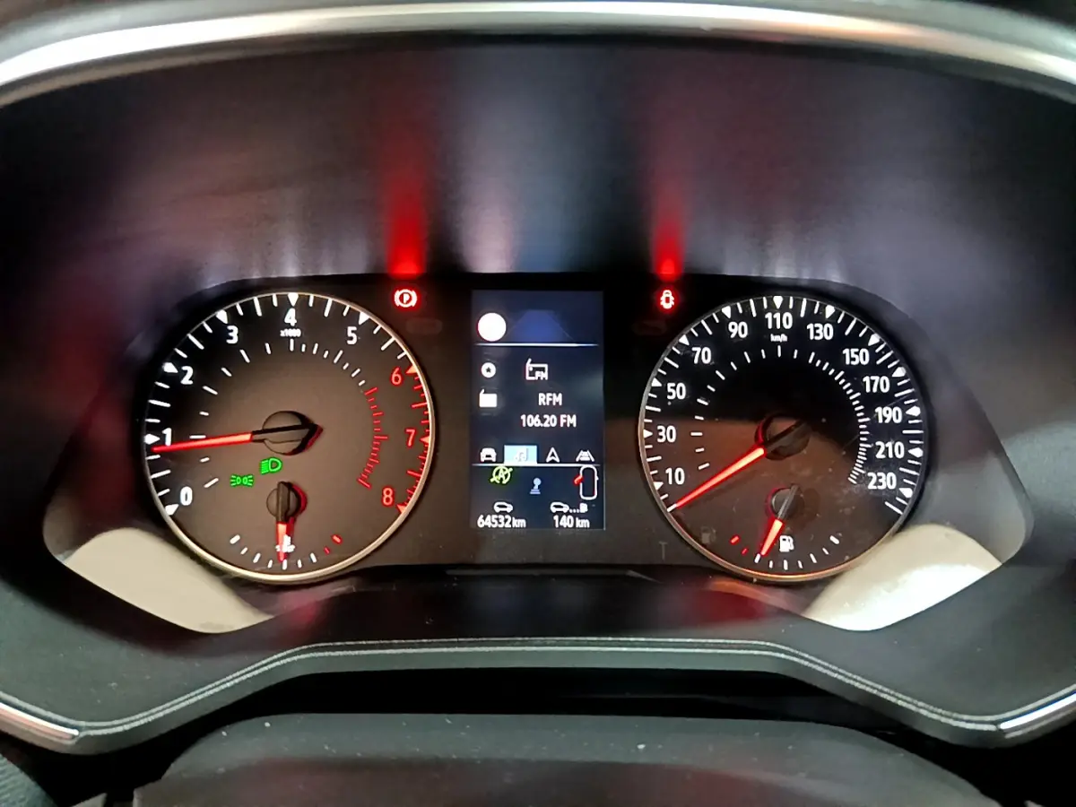 Tableau de bord de Renault Clio Business 2021, affichage numérique central et compteurs analogiques éclairés.