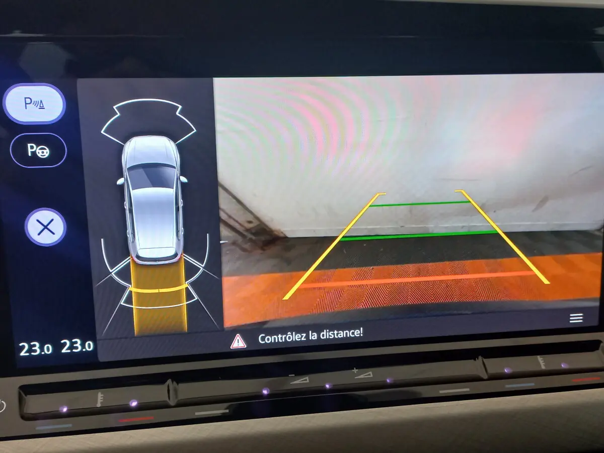 Affichage écran tactile de recul de la Volkswagen Golf 1.5 essence 2022 avec caméra et capteurs de stationnement.