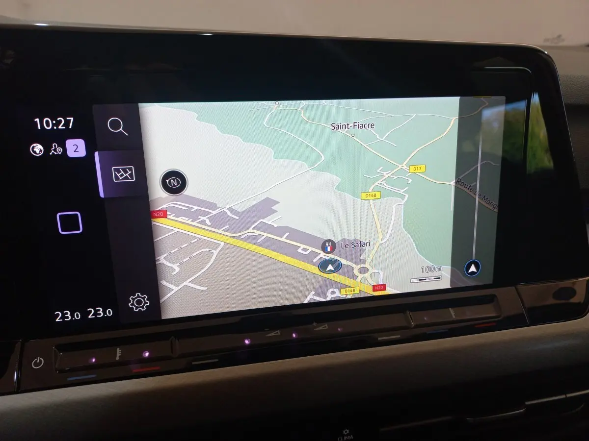 Écran tactile central de navigation affichant une carte dans une Volkswagen Golf bleu 2022.