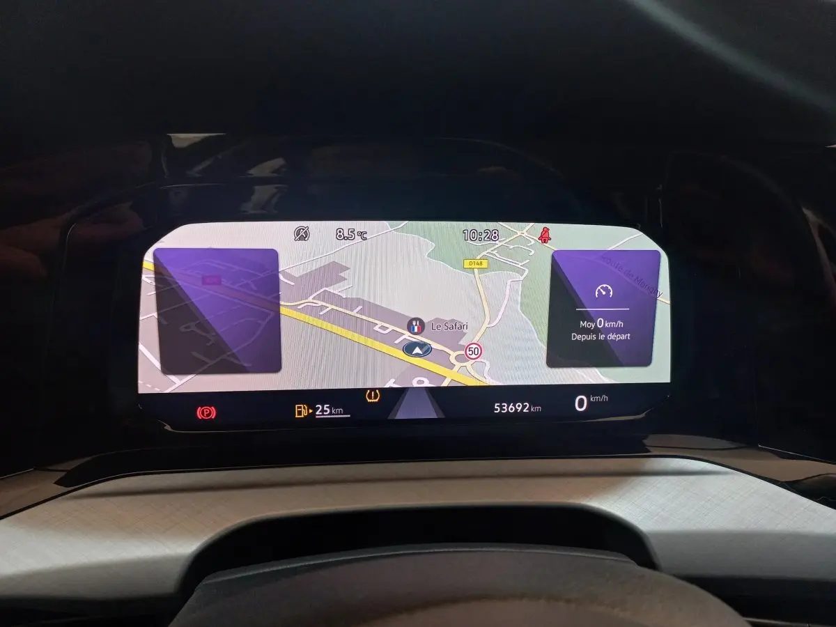 Affichage numérique du tableau de bord de la Volkswagen Golf 2022 montrant la navigation et les informations de conduite.