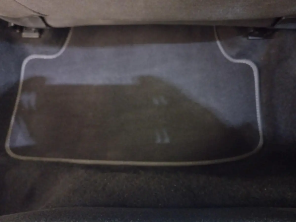 Tapis de sol noir avec surpiqûres claires côté conducteur d'une Volkswagen Golf 1.5 ETSI 2022