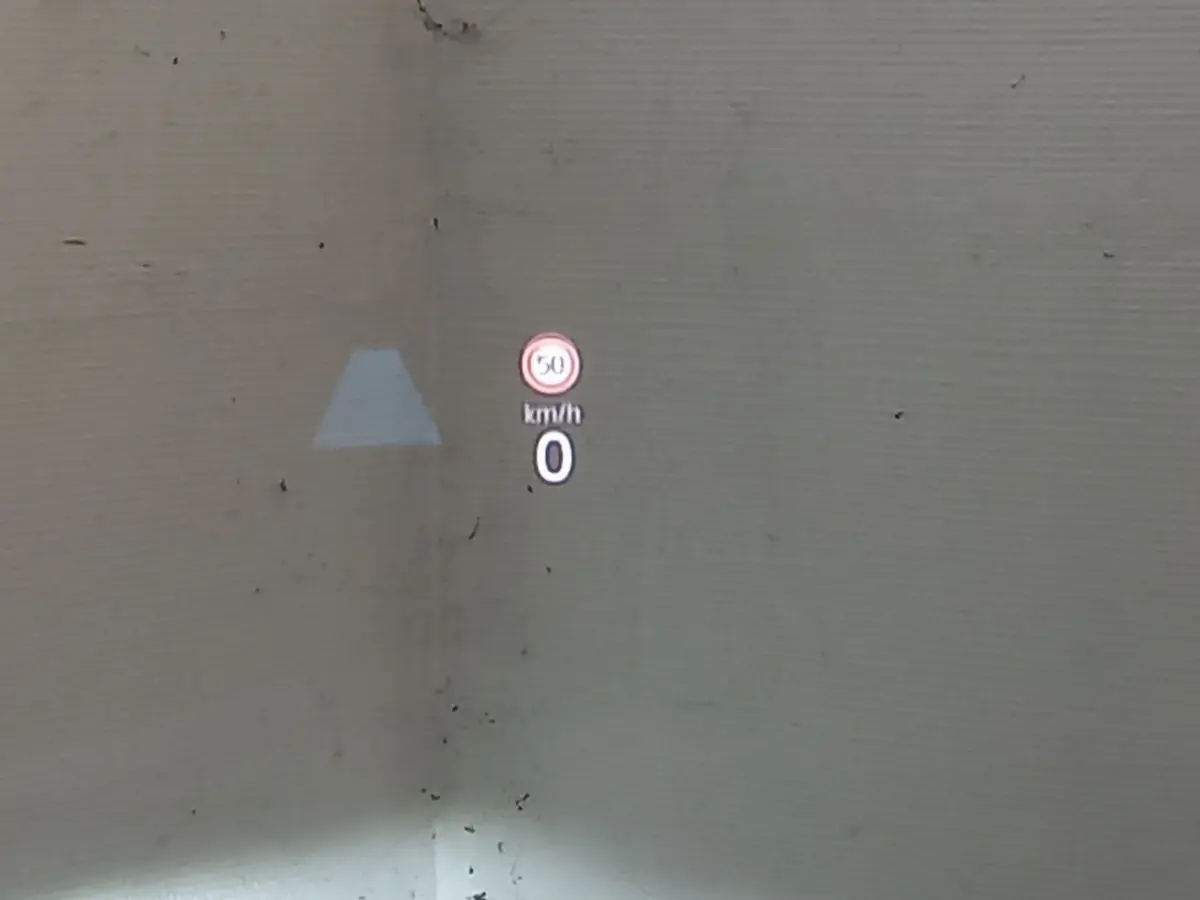 Affichage tête haute montrant la vitesse 0 km/h et une limitation à 50 km/h sur Volkswagen Golf 2022.