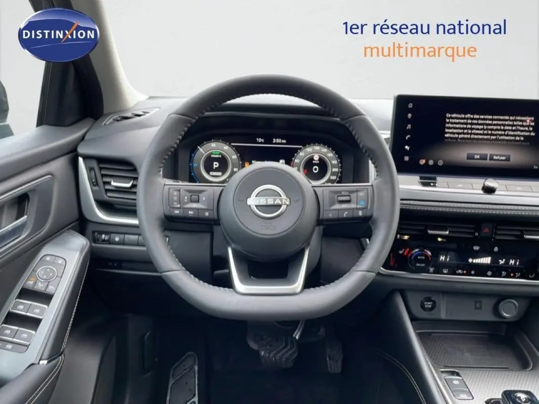 Vue intérieure centrée sur le volant cuir et le cockpit numérique du Nissan Qashqai gris 2025.