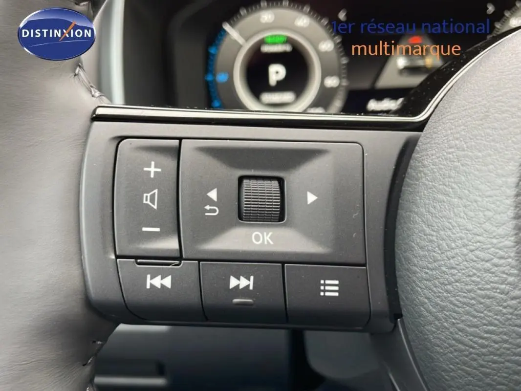 Gros plan sur les commandes multifonctions à gauche du volant gris du Nissan Qashqai 2025 hybride.