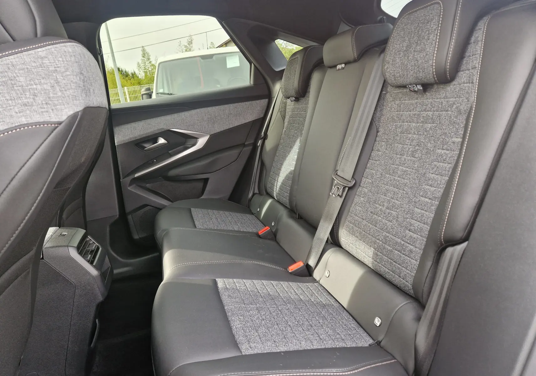Vue intérieure côté droit des sièges arrière gris tissu et cuir du Peugeot 3008 2025 version Allure Business.