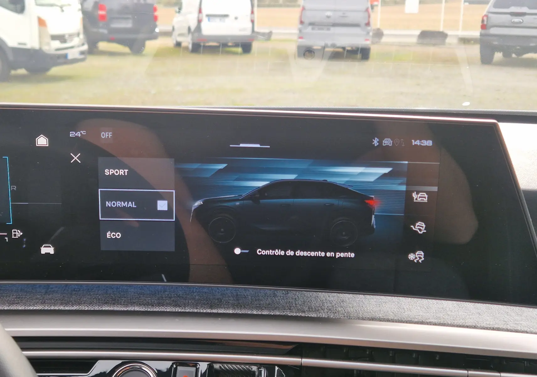 Écran tactile intérieur affichant un profil latéral noir du Peugeot 3008 gris Artense avec modes de conduite sélectionnables.