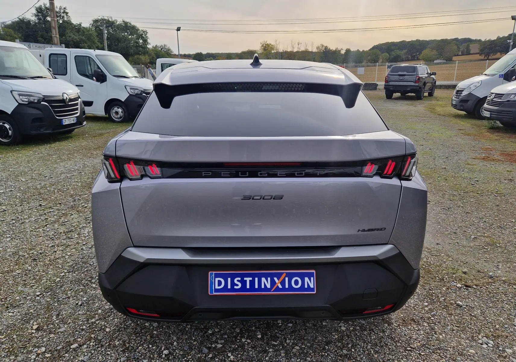 Vue arrière d’un Peugeot 3008 gris Artense 2025 avec feux LED caractéristiques et toit noir contrasté.