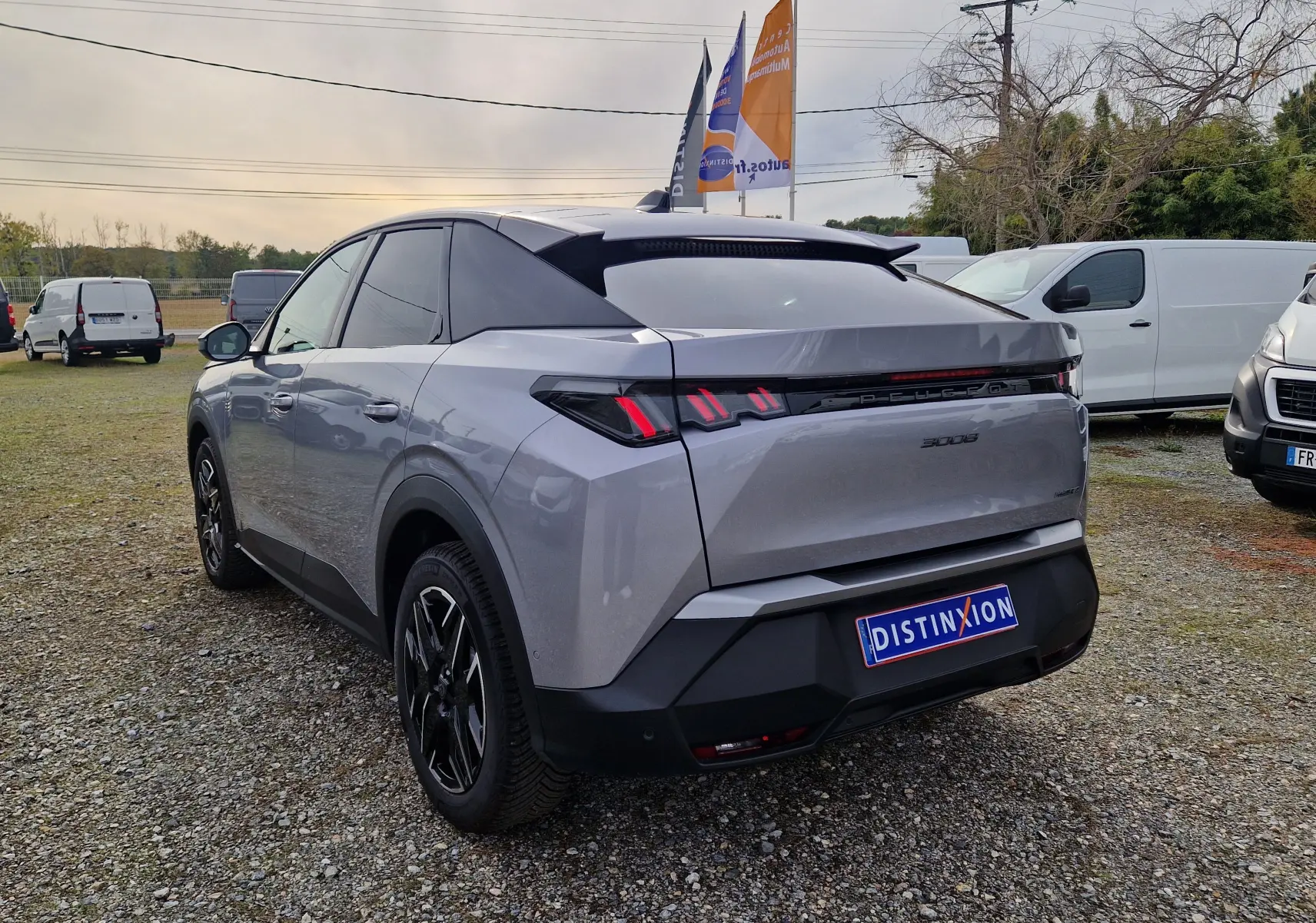 Vue 3/4 arrière droit du Peugeot 3008 gris Artense 2025 avec feux arrière LED et jantes noires distinctives.