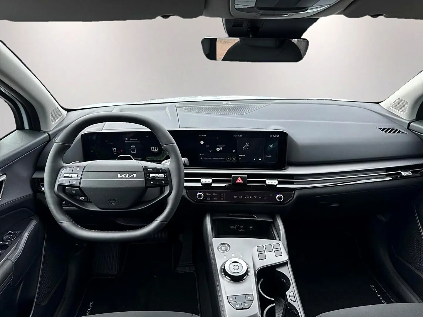 Vue intérieure frontale du tableau de bord et volant cuir noir du Kia Sportage 1.6 hybride 2026 avec écran tactile large.