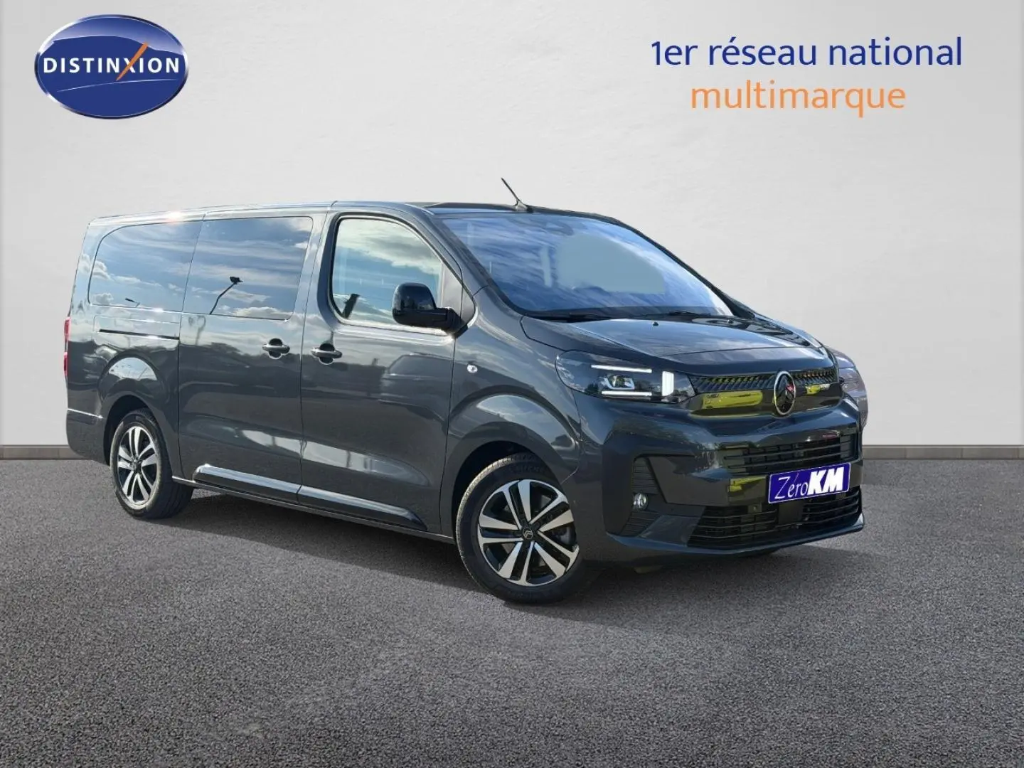 Citroën Spacetourer XL gris titane en 3/4 avant droit avec jantes alliage et vitres surteintées.