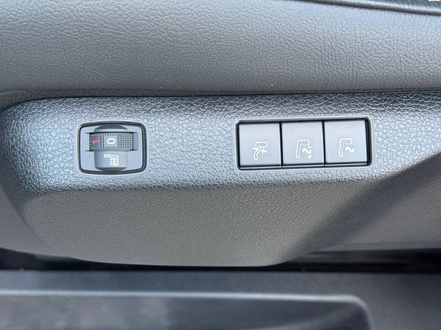 Gros plan sur les commandes de réglage des sièges en plastique noir à l'intérieur du Citroën Spacetourer XL gris titane.