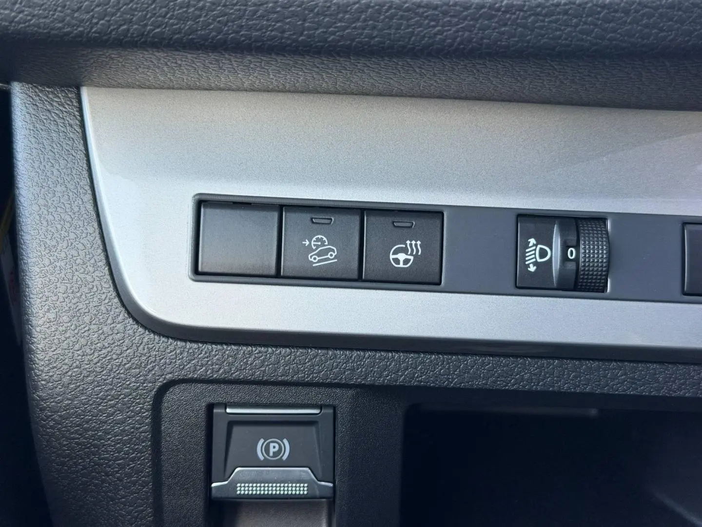 Gros plan sur les commandes de bord grises et noires du Citroën Spacetourer XL 2026, avec régulateur de vitesse et réglage phares.